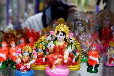 Dini Hint tanrısı heykelleri ruhani dükkanlarda satılıyor. Dubai 'de. Birleşik Arap Emirlikleri.