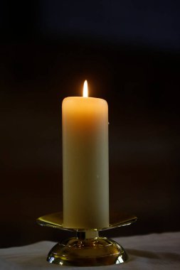  Notre Dame de Plaimpalais Kilisesi. Dini bir kutlama sırasında mum ışığı. Fransa. 