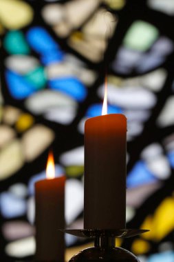  Notre Dame de Plaimpalais Kilisesi. Dini bir kutlama sırasında kilisenin vitray camına karşı mum ışığı. Fransa. 