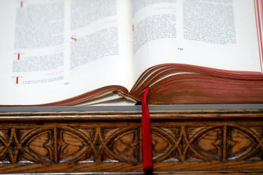 Kilisede eski İncil 'i aç. Fransa. 