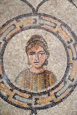 Aquileia 'nın ataerkil Bazilikası. Hristiyan sembolizmiyle mozaik zemin, 4. yüzyıl. Dekoratif bir daireye bakan bir kadın. İtalya. 