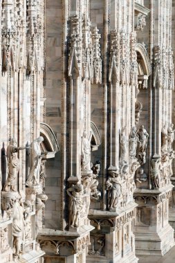  Milan Katedrali. Duomo 'nun batı cephesi. Gotik stil katedrali St. Mary 'ye adanmıştır. İtalya. 