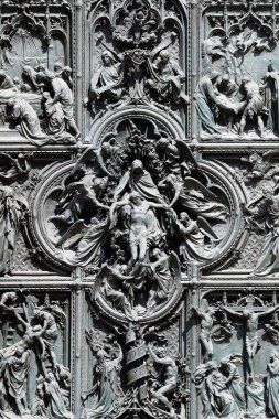  Milan Katedrali. Bronz kapı İtalyan heykeltıraş Ludovico Pogliaghi tarafından tasarlandı. İncil 'den büyük sahneler. İtalya. 