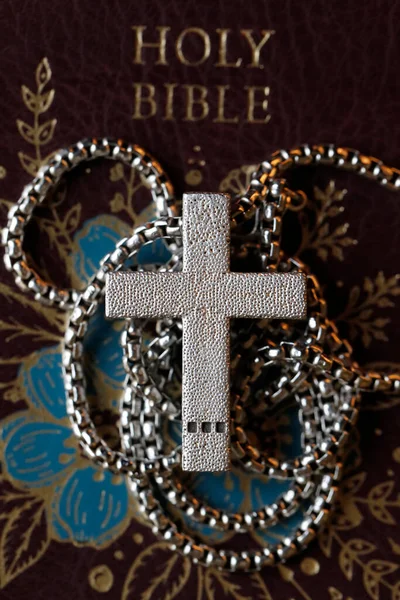 Bible Svatá Křesťanským Křížem Symbol Křesťanského Náboženství — Stock fotografie