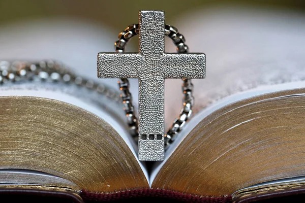 Откройте Священную Книгу Библии Христианским Крестом Символ Христианской Религии — стоковое фото