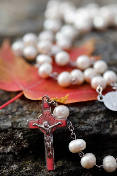 가을에는 위에서 기도용 구슬을 던진다 십자가 십자가 — 스톡 사진