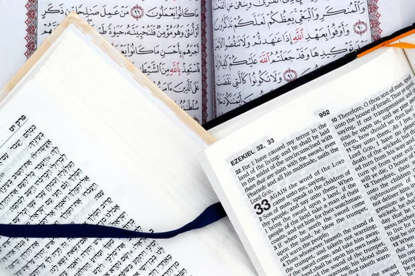Chrześcijaństwo Islam Judaizm Biblia Koran Tora Międzywyznaniowe Lub Międzyreligijne Symbole — Zdjęcie stockowe