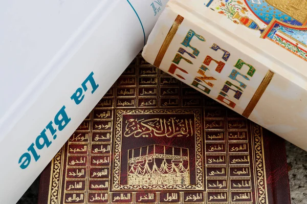 Χριστιανισμός Ισλάμ Και Ιουδαϊσμός Βίβλος Κοράνι Και Τορά Διαθρησκευτικά Διαθρησκευτικά — Φωτογραφία Αρχείου