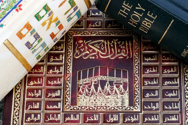Χριστιανισμός Ισλάμ Και Ιουδαϊσμός Βίβλος Κοράνι Και Τορά Διαθρησκευτικά Διαθρησκευτικά — Φωτογραφία Αρχείου