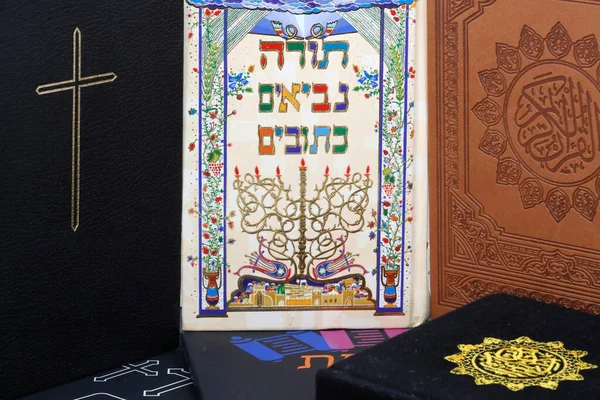 Cristianismo Islam Judaísmo Biblia Corán Torá Símbolos Interreligiosos Interreligiosos Concepto —  Fotos de Stock