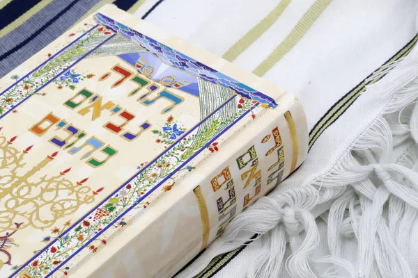 Tevrat ve Tallit. Yahudi sembolleri. 