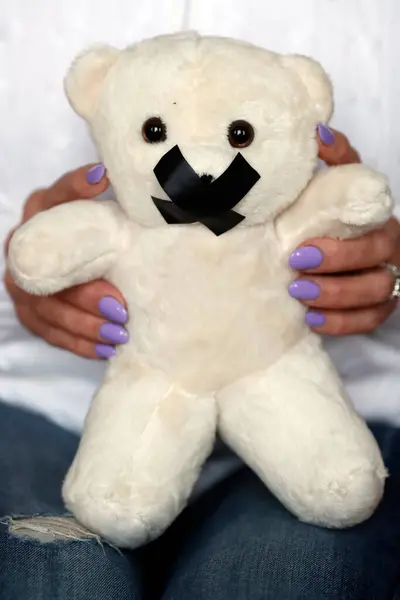 Urso Com Fita Adesiva Boca Símbolo Silêncio Sobre Abuso Sexual — Fotografia de Stock