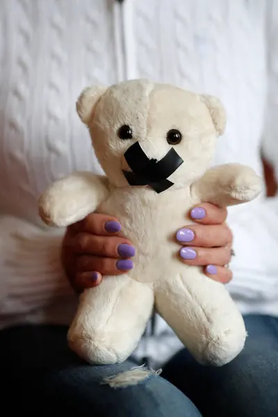 Urso Com Fita Adesiva Boca Símbolo Silêncio Sobre Abuso Sexual — Fotografia de Stock