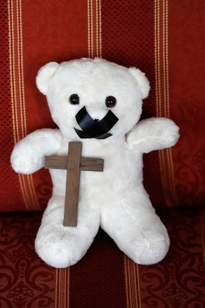Medvěd Páskou Ústech Symbol Mlčení Pohlavním Zneužívání Dětí Kostele — Stock fotografie