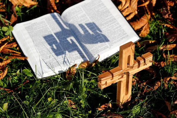 Otevřená Bible Křesťanský Kříž Suchých Spadlých Podzimních Listech Víra Spiritualita — Stock fotografie