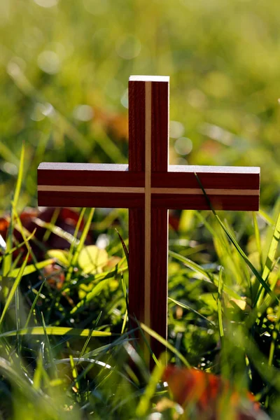 Cruz Cristiana Sobre Hierba Verde Concepto Espiritualidad — Foto de Stock