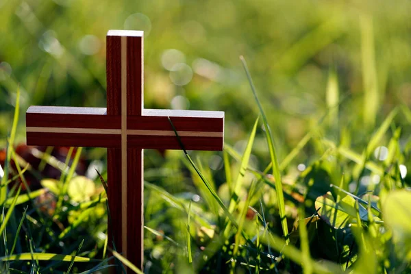 緑の草の上のクリスチャンの十字架 信仰と霊性の概念 — ストック写真