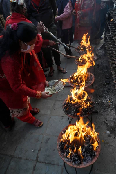 Creyentes Hindúes Realizando Ritual Fuego Durbar Square Katmandú Nepal —  Fotos de Stock