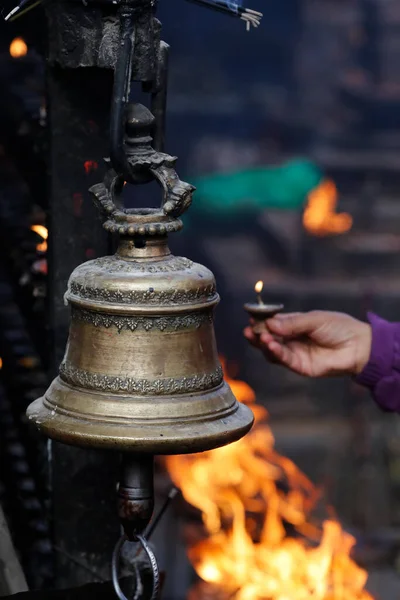 デュルバル広場でのヒンズー教の鐘と火の儀式 カトマンズ ネパール — ストック写真