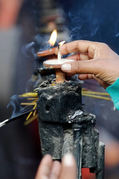 ヒンズー教の寺院で燃焼油やバターランプ カトマンズ ネパール — ストック写真