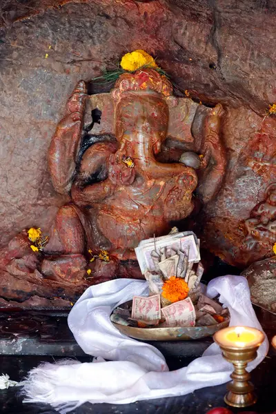 ガネーシュ サラスワティ仏教寺院 象の頭をしたヒンドゥー教の神ガネーシュまたはガナパティ カトマンズ ネパール — ストック写真