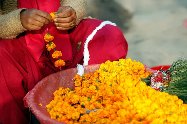 Girlandy Kwiatowe Używane Jako Ofiary Świątynne Hinduska Ceremonia Katmandu Nepal — Zdjęcie stockowe