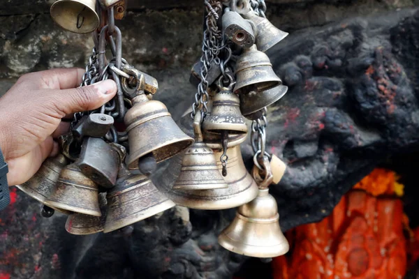 カトマンズの寺院で神聖な鐘を鳴らすナポリの男の手 ネパール — ストック写真