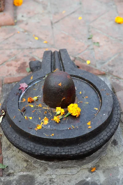 ネパールのヒンズー教寺院の石のシヴァ リンガム — ストック写真