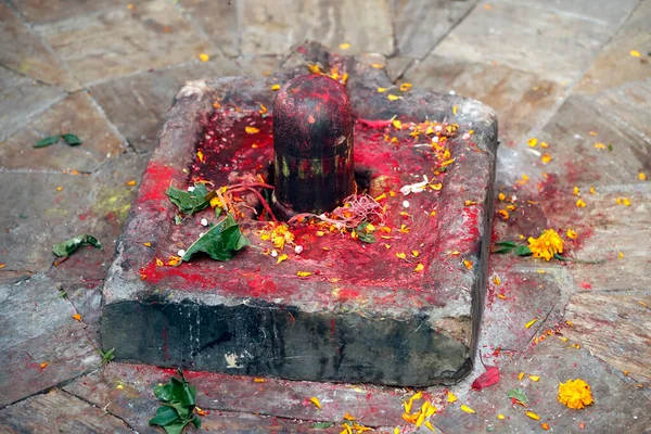 尼泊尔印度教庙宇中的石质石器 — 图库照片