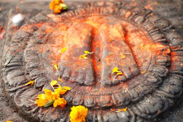 曼荼羅 赤仏2フィートと花の提供を描いた ネパール — ストック写真
