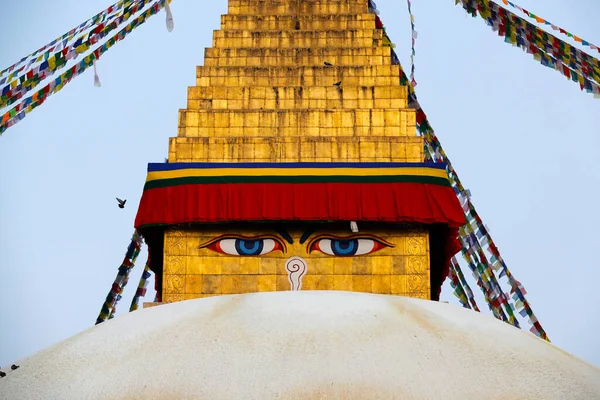 Bodnath ya da Boudhanath, Katmandu şehrinin en büyük Budist aptalı. Katmandu. Nepal. 