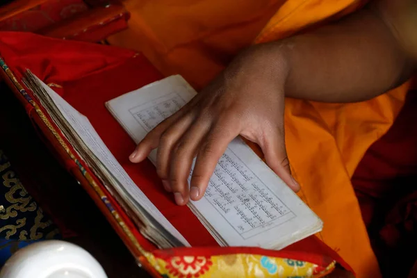 Templo Budista Ganesh Saraswati Monge Cerimónia Livro Oração Budista Tibetano — Fotografia de Stock