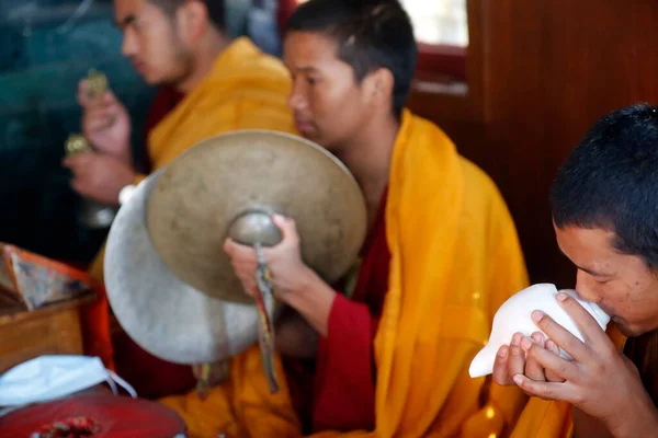 ガネーシュ サラスワティ仏教寺院 儀式演奏音楽で僧侶 — ストック写真
