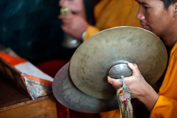 ガネーシュ サラスワティ仏教寺院 音楽を演奏する儀式で僧侶 — ストック写真