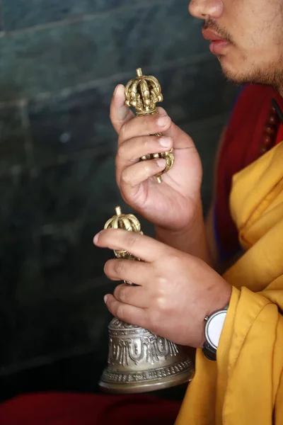 Ganesh Saraswati Buddhista Templom Szerzetes Szertartáson Szerzetes Vajrával Haranggal Imádkozik — Stock Fotó