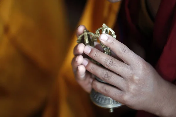 ガネーシュ サラスワティ仏教寺院 儀式で僧侶 ヴァジラと鐘 ガンタ で祈る僧侶 ダッキンカリ ネパール — ストック写真