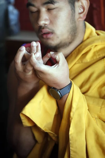 ガネーシュ サラスワティ仏教寺院 儀式で僧侶 ムドラ — ストック写真