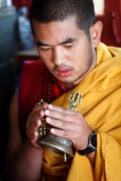 ガネーシュ サラスワティ仏教寺院 儀式で僧侶 ヴァジラと鐘 ガンタ で祈る僧侶 ダッキンカリ ネパール — ストック写真