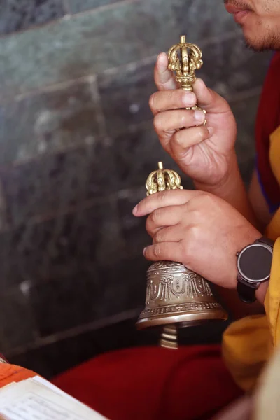 Ganesh Saraswati Buddhista Templom Szerzetes Szertartáson Szerzetes Vajrával Haranggal Imádkozik — Stock Fotó