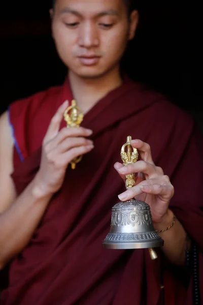 Klasztor Pema Osel Ling Buddyjski Mnich Sukience Lamy Mnich Posiada — Zdjęcie stockowe