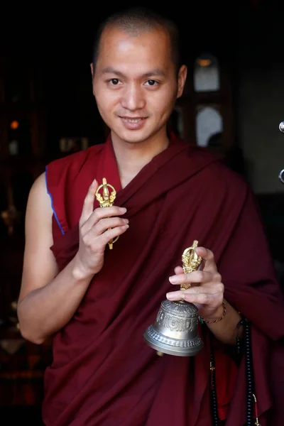 オセル リン修道院 ラマドレスの僧侶 僧侶は仏教 ロザリオ Vajra 鐘の儀式の属性を保持しています ダッキンカリ ネパール — ストック写真