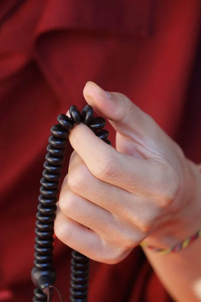 Pema Osel Ling Kolostor Kéz Egy Szerzetes Imádkozó Számláló Gyöngyök — Stock Fotó