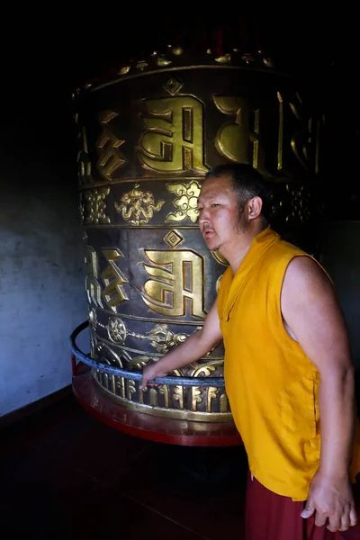 Klasztor Pema Osel Ling Tybetański Mnich Obracający Wielkim Modlitewnym Kołem — Zdjęcie stockowe
