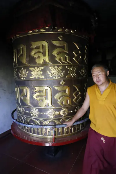 Pema Osel Ling Kloster Tibetischer Mönch Der Eine Große Gebetsmühle — Stockfoto