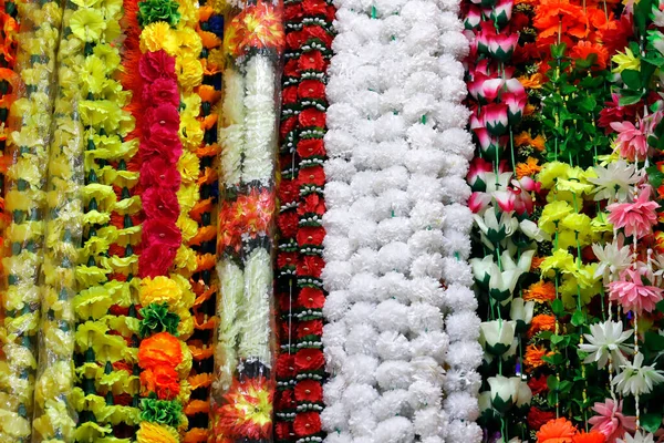 Plastik Çiçeklerden Çeşitli Renklerden Yapılmış Hint Çiçeği Süslemesi Çiçekler Hindu — Stok fotoğraf