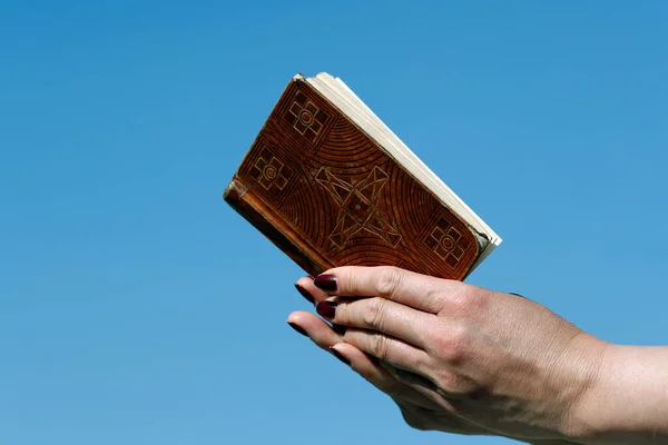 Christian Woman Reading Old Bible Close Hands — Stock Photo, Image