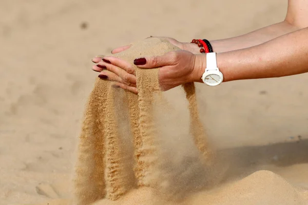 手握沙袋的女人 手指漏出 特写镜头 — 图库照片