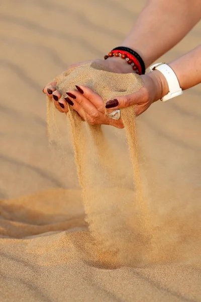 Frau Mit Geschorenen Händen Die Sand Halten Durch Finger Schütten — Stockfoto