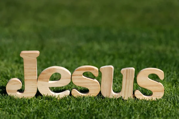 Ξύλινα Γράμματα Που Σχηματίζουν Λέξη Ιησούς Φόντο Πράσινο Γρασίδι Χριστιανικό — Φωτογραφία Αρχείου