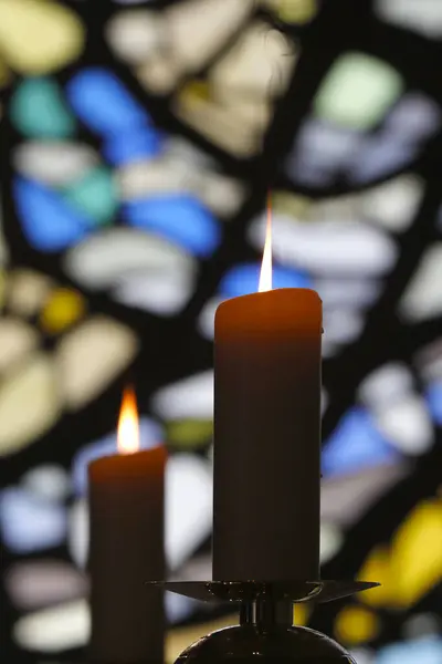 普莱瓦莱圣母教堂 在一个宗教庆祝活动中 教堂的彩色玻璃窗上点亮烛光 — 图库照片